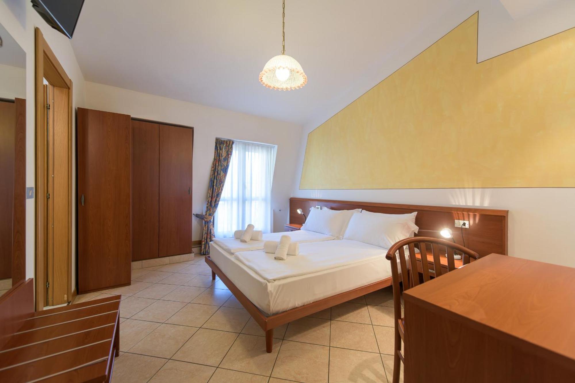 Hotel Garda Bellevue Limone sul Garda Room photo